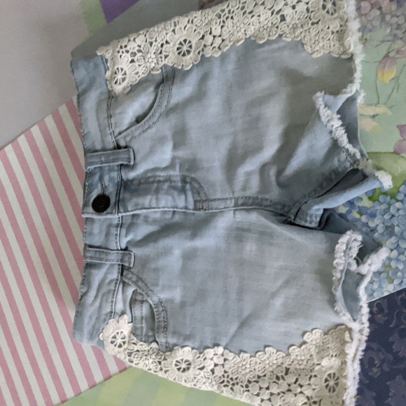 🌷6/6X, Cat and Jack Jean shorts with lace embellishment - Picture 1 of 4